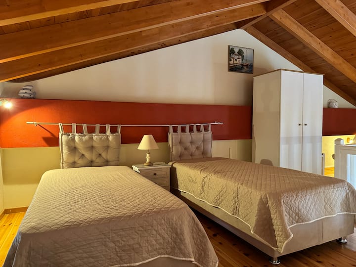 Оваа спална соба е поткровје.