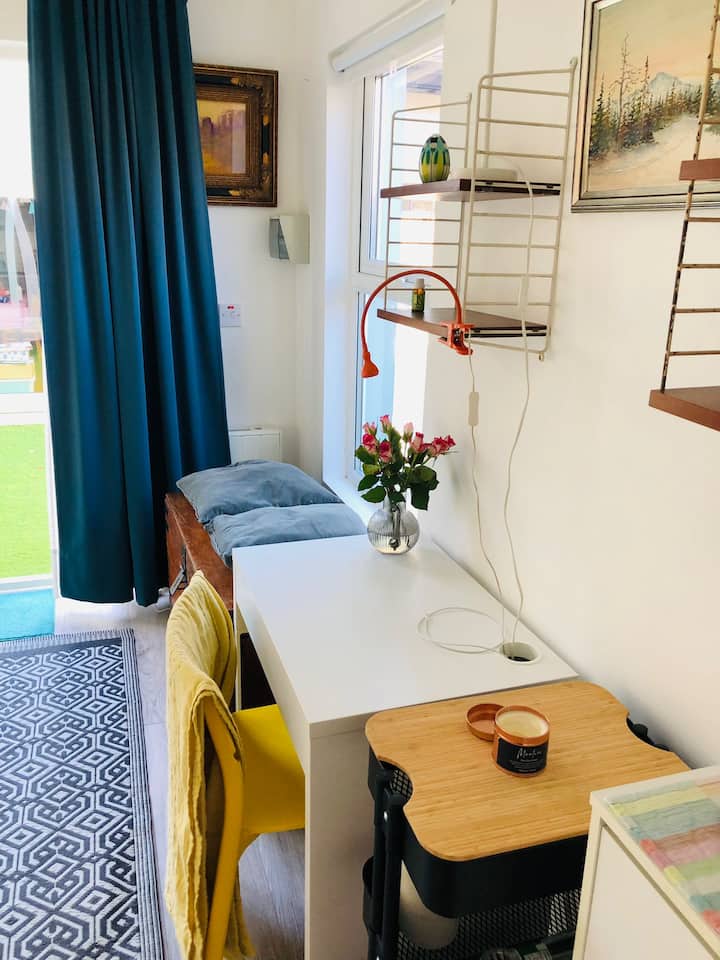 Espacio de estudio para huéspedes en el jardín con entrada propia y espacio de trabajo.