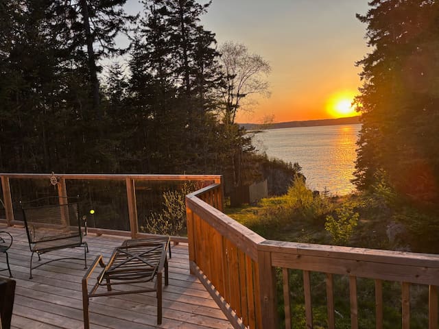 PERIWINKLE COTTAGE BY THE SEA-PRIVATE AND COZY gallery image 2