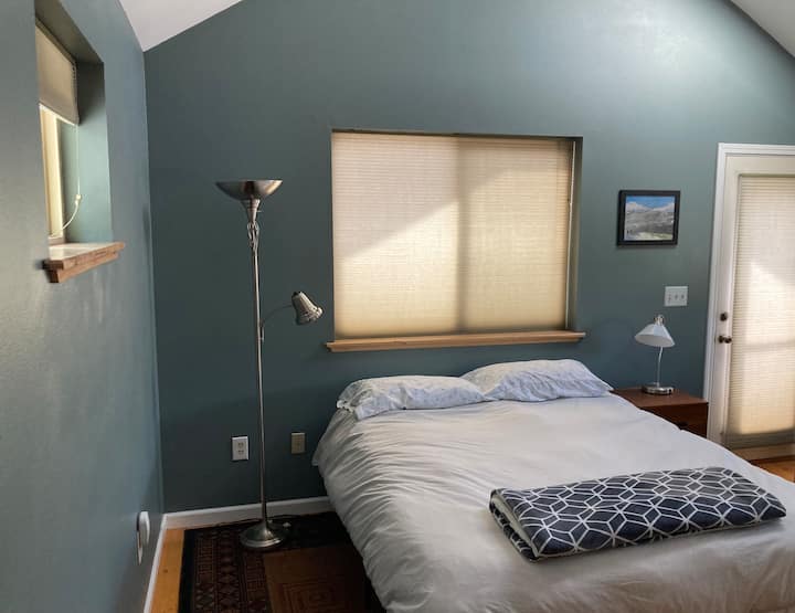 Спалната соба има брачен кревет (широк 150-179 см) и помал единечен кауч на спуштање и бања со тоалет и туш.