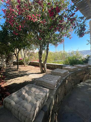 Town Villa with large garden and stunning view! gallery image 3