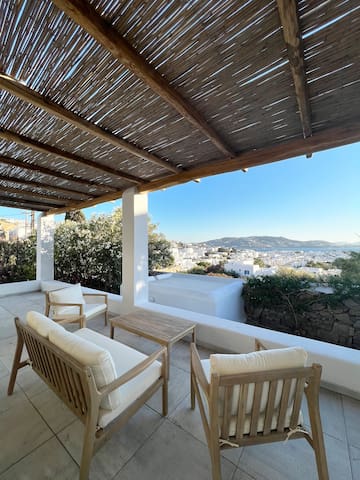 Town Villa with large garden and stunning view!