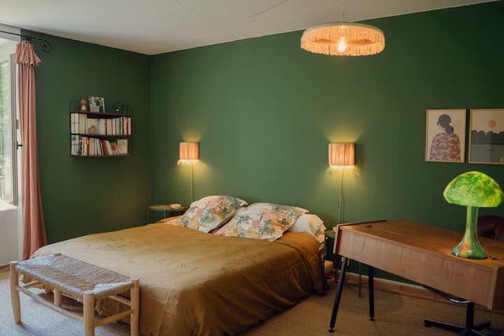 La chambre 1 exposée au sud donne sur le jardin. Le plus grand lit de la maison: King Size. 