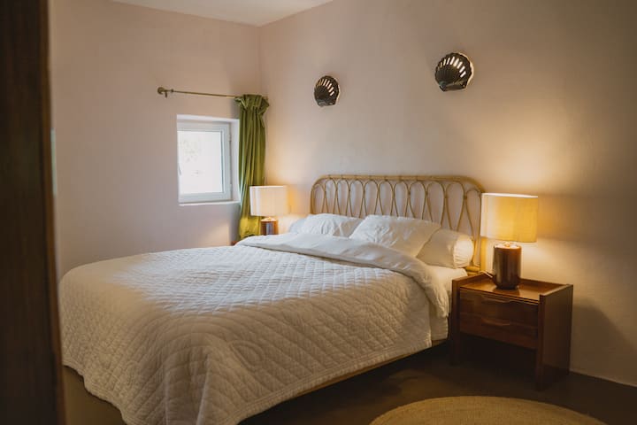 Rénovée au début de l'année, chambre exposée nord profitant d'une salle de bain privative.  Cette chambre peut se présenter avec 2 lits  doubles + 1 lit simple ou 3 lits simples