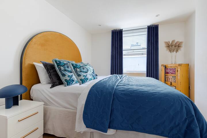 Off Oxford St Fashion House for Large Fam+ Friends gallery image 3