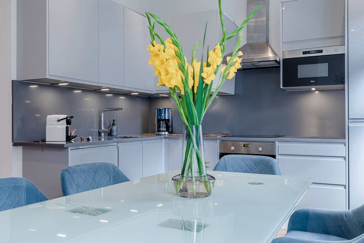 Off Oxford St Fashion House for Large Fam+ Friends gallery image 4