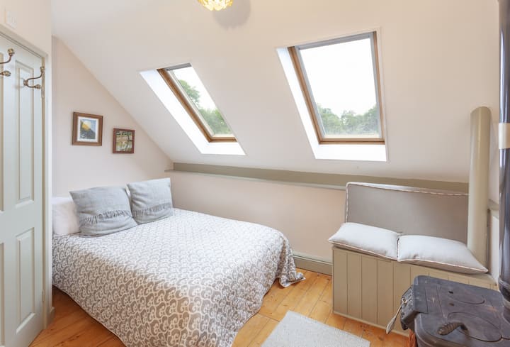 ห้องนอน 3; ในส่วนขยายยุ้งฉางพร้อมเตียงขนาดคิงไซส์เตาไม้และห้องน้ำในตัวและอ่างล้างจาน 