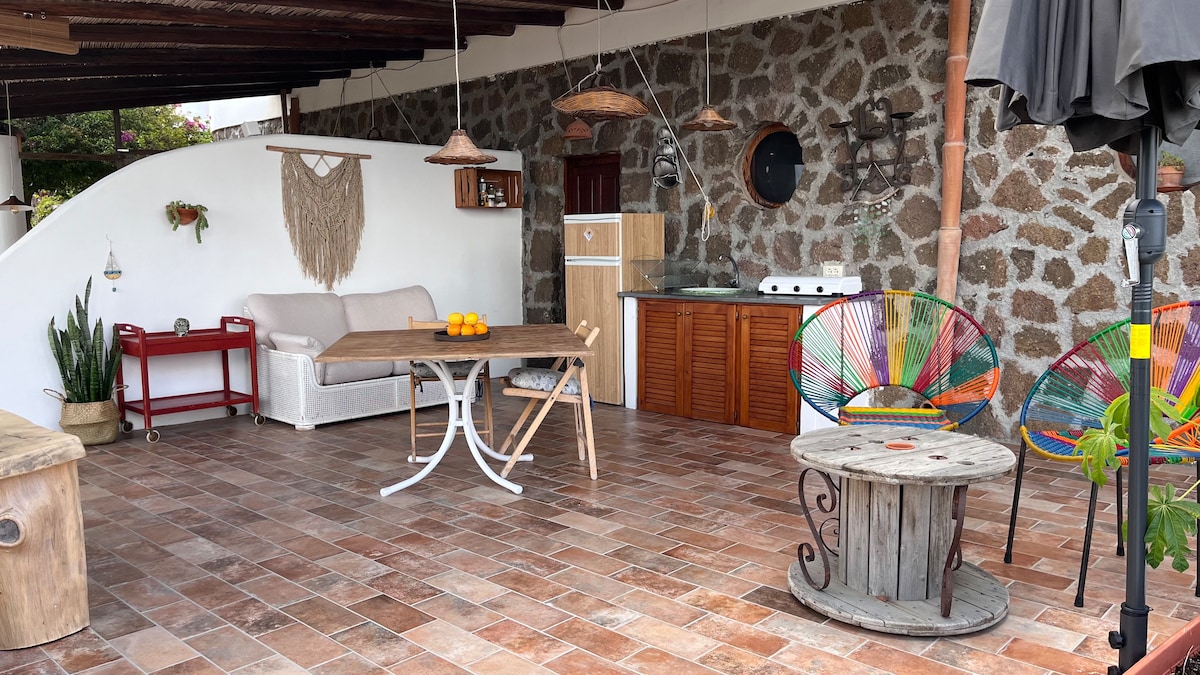 Erfolgreiche Airbnb-Immobilie: Panoramic terrace in Lipari btw sea Etna & volcano in Lipari