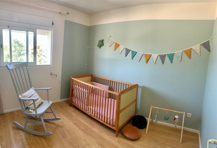 חדר ילדים למעלה עם עריסה בגודל 140x70 ס"מ.