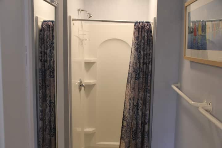 B-1 има брачен кревет (широк 180-220 см) со брачен кревет на спрат и приватна бања.