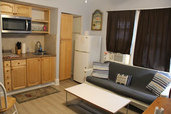 Б-4 кујничка/кревет/спална соба - со 50-инчен телевизор