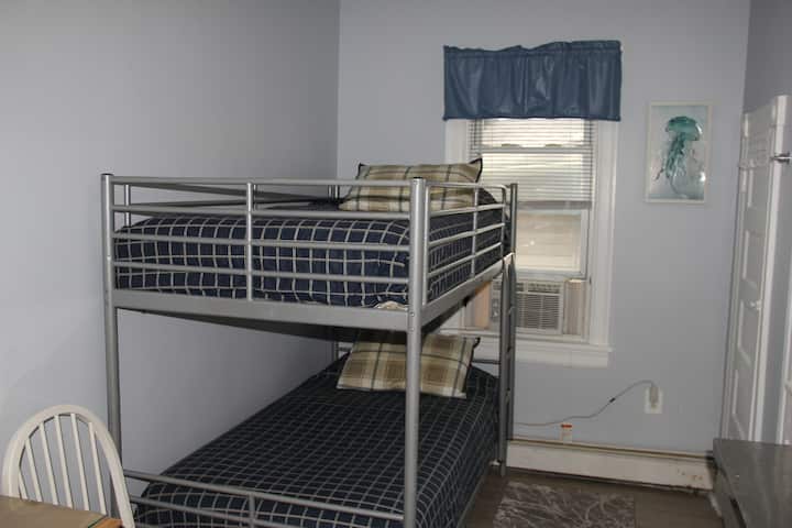 Соба Б-2 има еден сет на единечни кревети на спрат со мијалник во собата