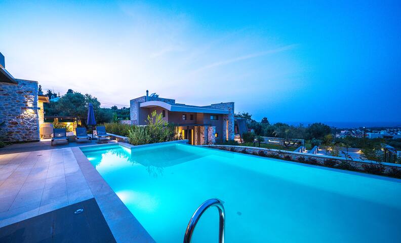 3′ to Beach / Private Pool / Gym / Games Room gallery image 2