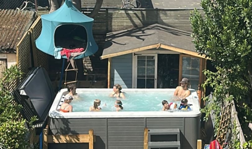 Beautiful 6 bedroom family home with pool, London