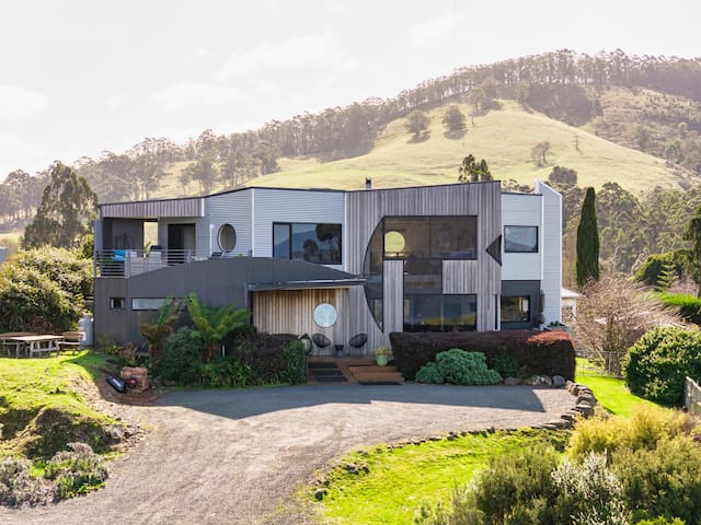 QUARRY HILL LOOKOUT – Luxurious with views