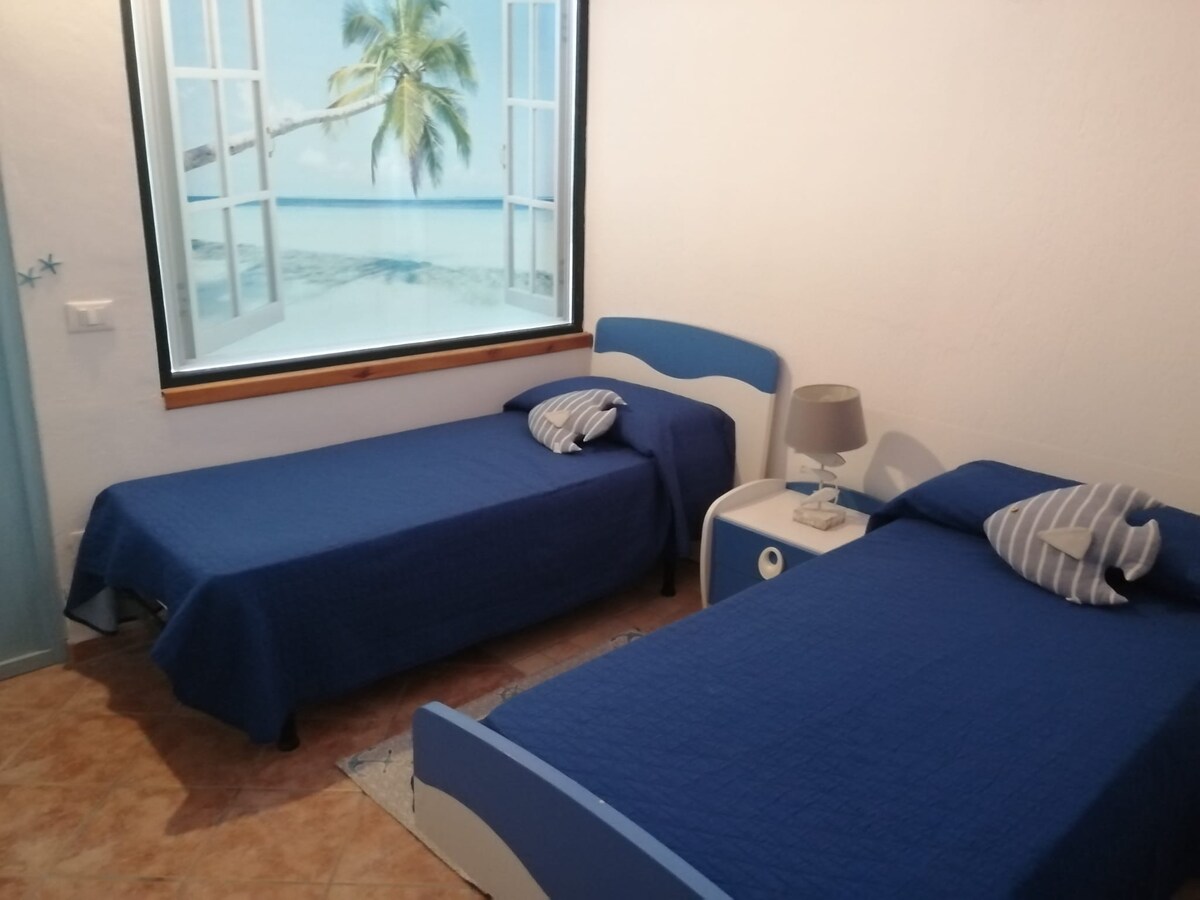 ห้องนอนห้องที่สองพร้อมเตียงเดี่ยวสอง
เตียง Restyling 2024