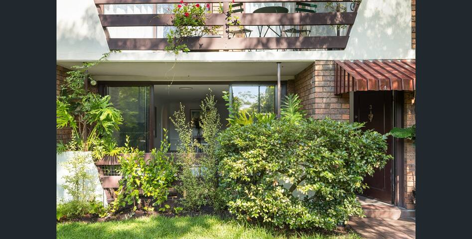 Entire stylish apartment great location & parking gallery image 5