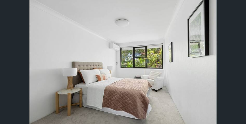 Entire stylish apartment great location & parking gallery image 2