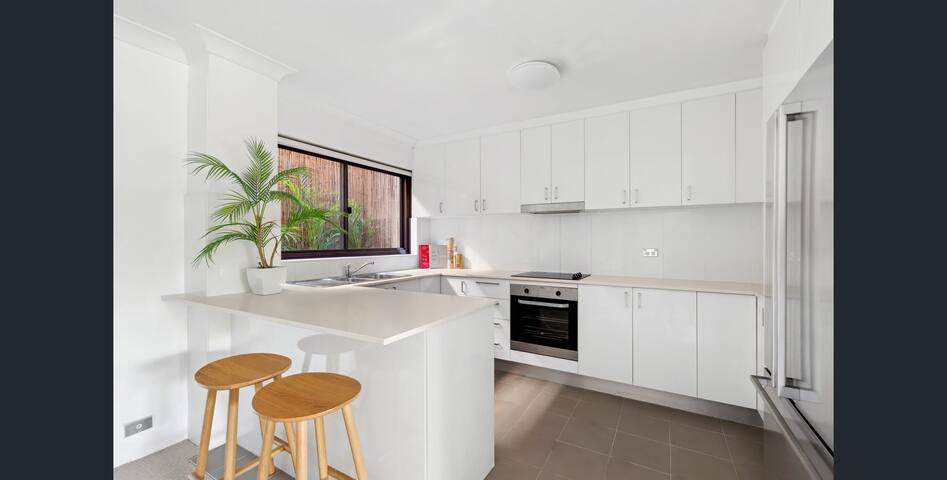 Entire stylish apartment great location & parking gallery image 4