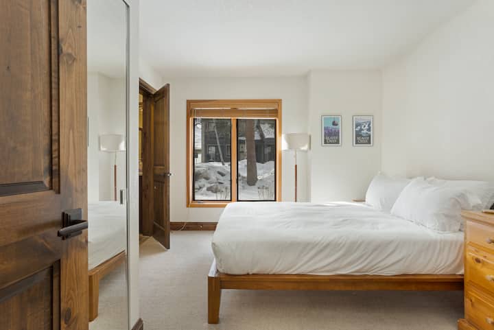 غرفة النوم رقم 4: سرير حجم وسط مع حمام داخل الجناح في الطابق السفلي