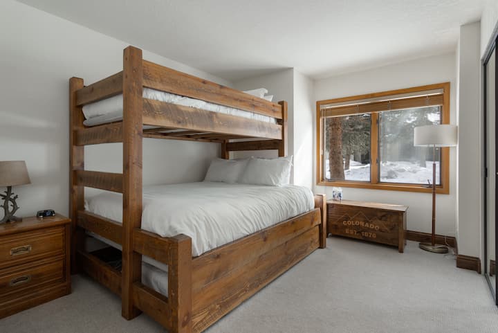 غرفة النوم رقم 2: سرير مزدوج كبير بطابقين وسرير مزدوج كبير جدًا