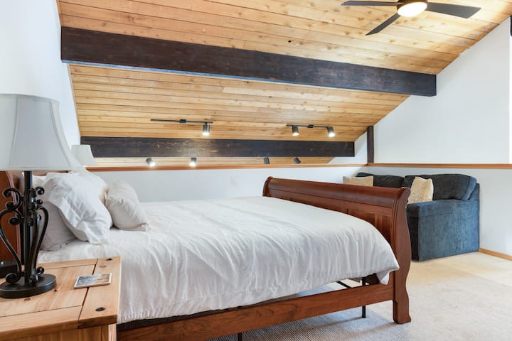 غرفة النوم 3: سرير كبير مع حمام داخلي يقع في الشقة العلوية