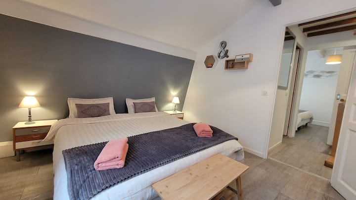 vista general del dormitorio principal, del rellano que da al baño con ducha y a la habitación triple
