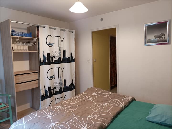 Spálňa so šatňou a vešiakmi - 160 x 200 lôžko: matrac s pamäťou a bambusový matrac (veľmi pohodlný) - 