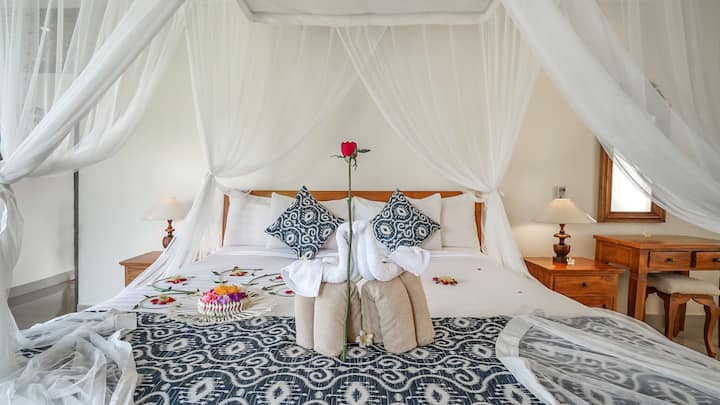 king size bed 200 x 200 m , fit for 2 adult or with a kid