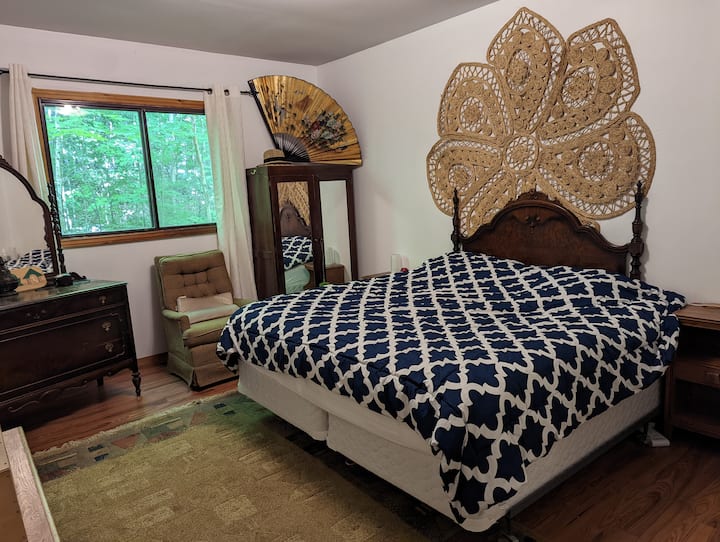 Cómoda cama tamaño king y mucho espacio para vestir