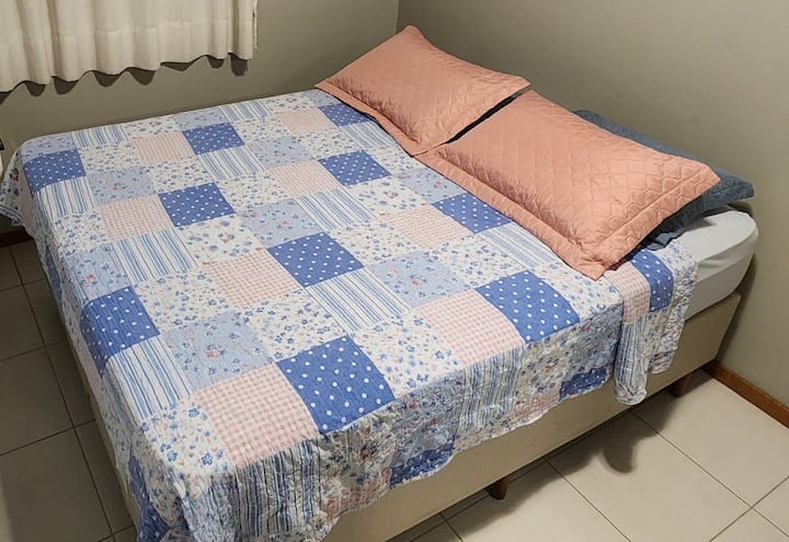 Ერთადგილიანი ნომერი ორადგილიანი საწოლით.   Მხოლოდ ამ ოთახის ვენტილატორში.