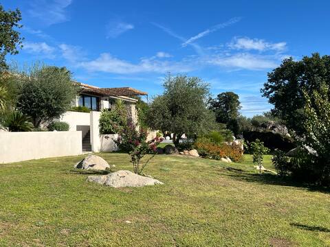 Recent villa with quiet pool near Ile Rousse