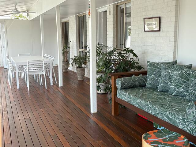 Large, comfortable Bangalow home gallery image 2