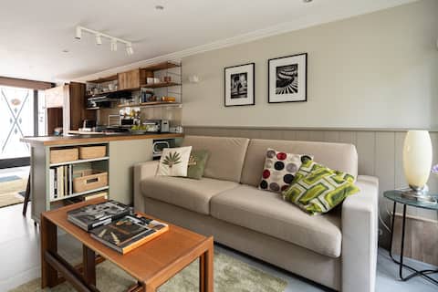 Annonce Airbnb populaire: Beautiful Studio & Patio- stays fresh in summer à Neuilly Sur Seine