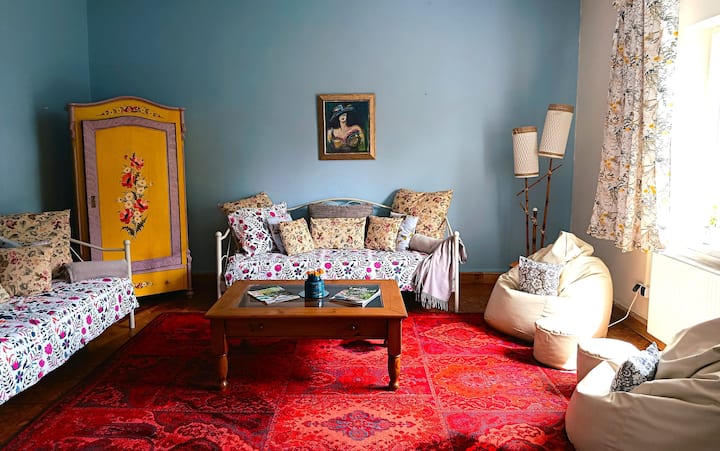 سريران على طراز الصالة مريحان جدًا للنوم مع جميع أغطية السرير الصحيحة.  غرفة كبيرة رائعة للأطفال والعائلة تطل على الخيول أيضًا.  بها باب يمكن إغلاقه من منطقة المطبخ.  