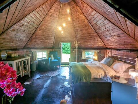 Top Airbnb: The Queens Head (Balmoral Cabin) with hot tub in East Lindsey