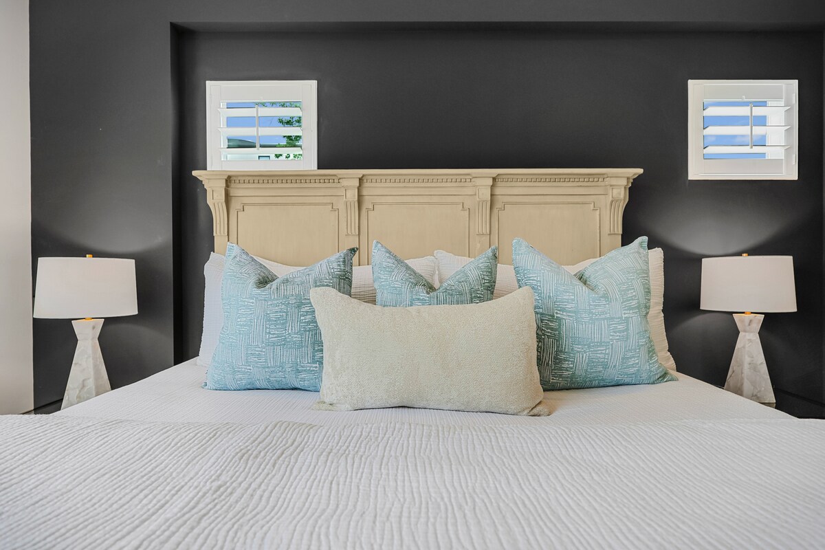 二楼加大双人床卧室，配备电视、衣柜和时尚车库式阳台门！