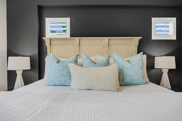 Chumba cha kulala cha 2nd Floor King w/ TV, Closet na Trendy Garage-Style Balcony Door!