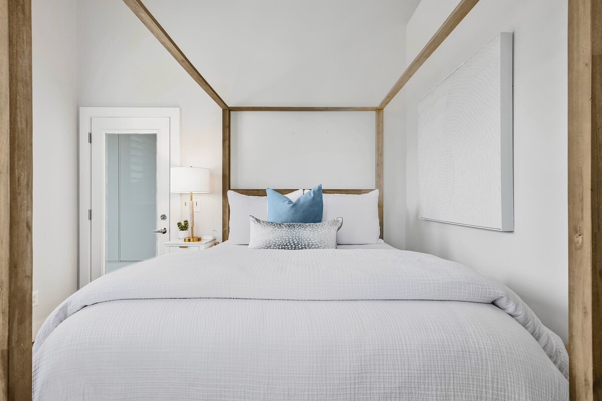 二楼标准双人床卧室，配备电视、衣橱和私人阳台！