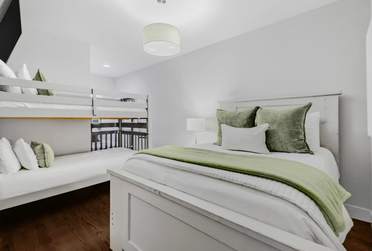 二楼卧室，配备1张标准双人床、2张双层床、电视和衣柜！