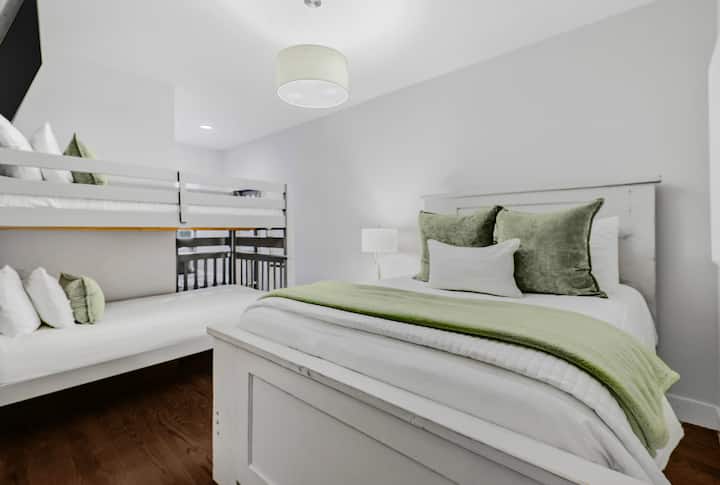 Chumba cha kulala cha Ghorofa ya 2 w/ 1 Queen Bed, Vitanda 2 vya Ghorofa, Runinga na Kabati!