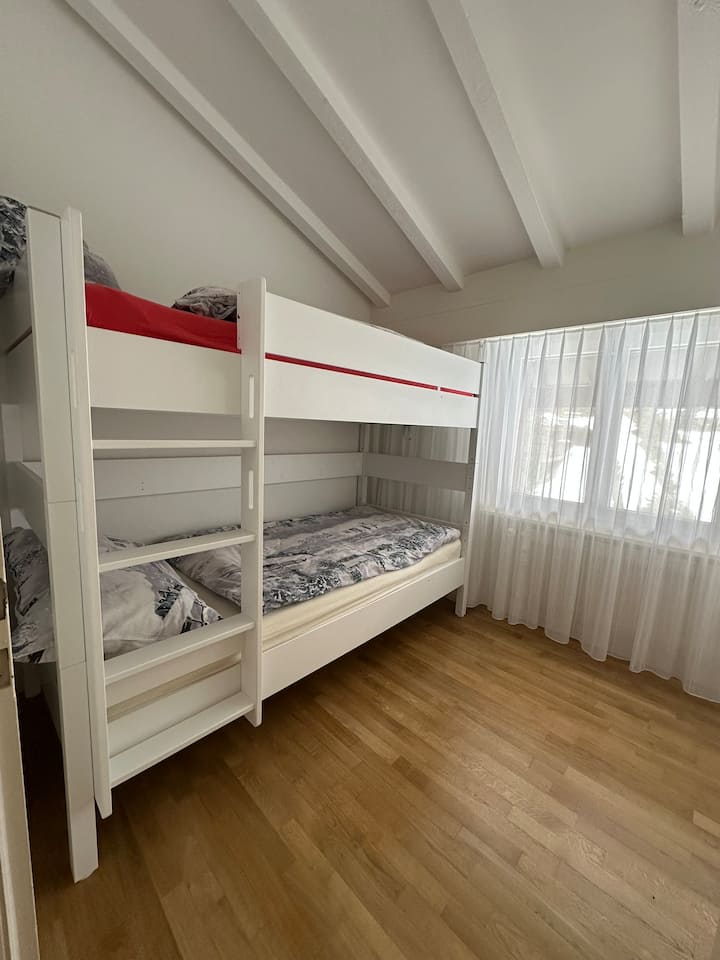 Hermosa y estable litera, no solo apta para niños. También hay un armario en la habitación. Hermosas vistas de las montañas.