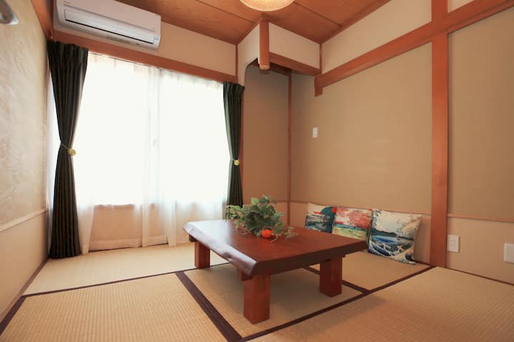 Спалната соба ќе биде подготвена според бројот на гости и вашите претпочитања.Собите во јапонски стил се повеќенаменски, така што ќе поставиме онолку спални соби колку што е потребно, а дополнителните соби во јапонски стил ќе бидат подготвени како дневна соба.Ако сакате да користите повеќе соби како спална соба или да спиете одделно, известете нѐ однапред.