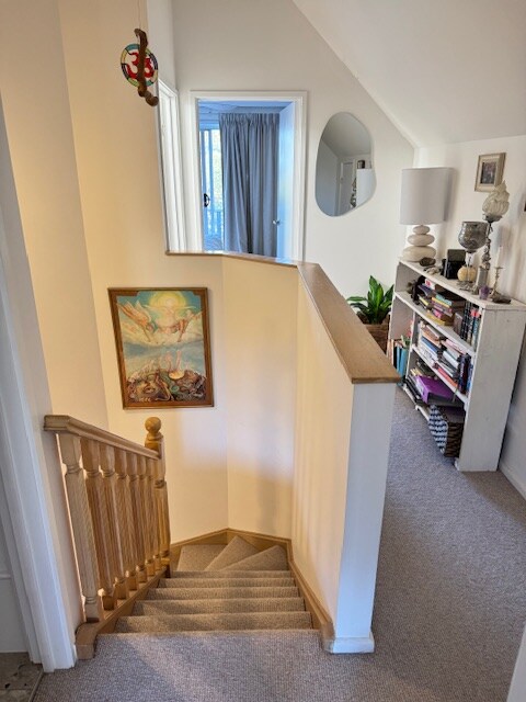 trap naar twee slaapkamers en een toilet en badkamer