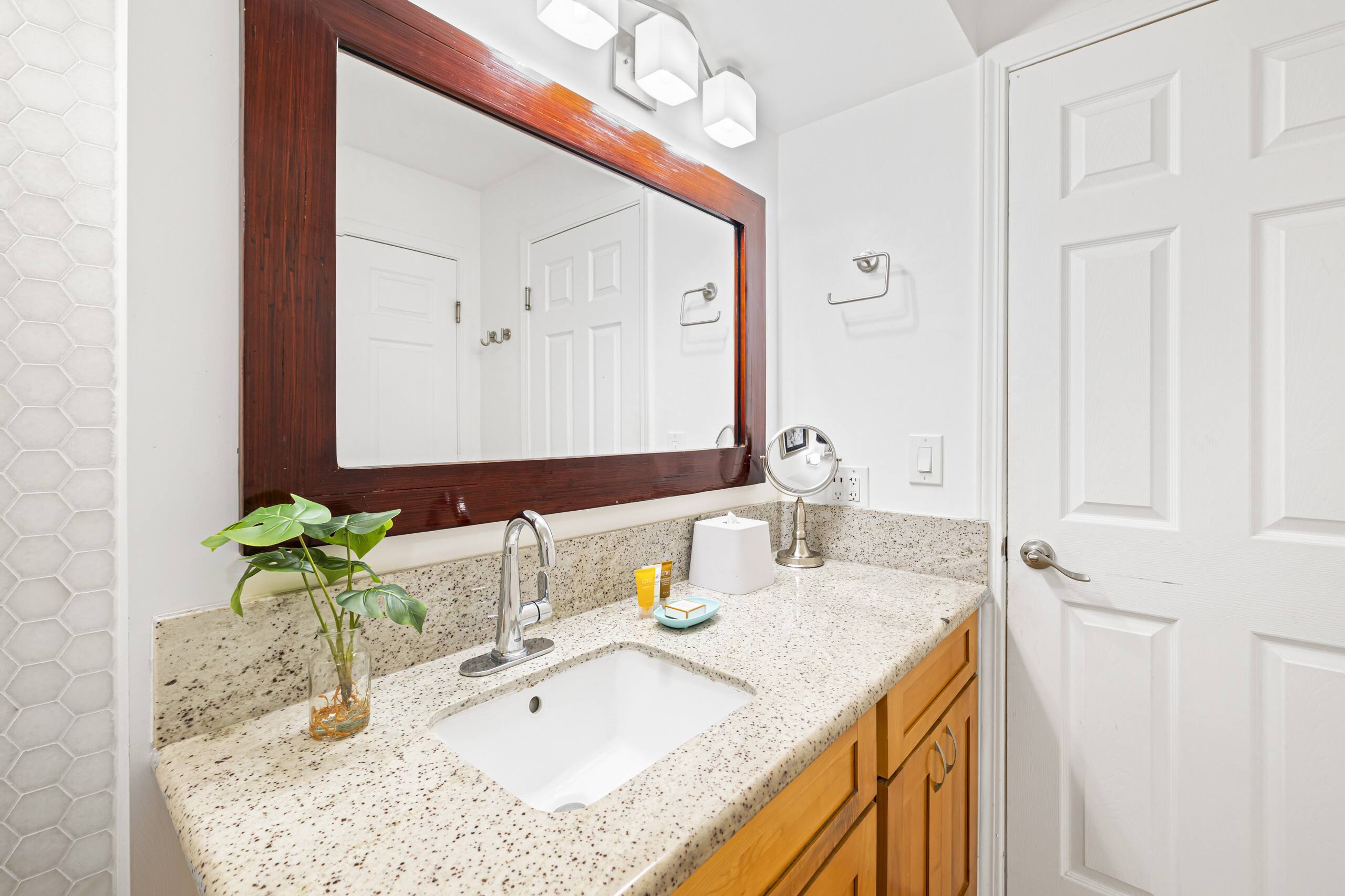 Deluxe Ocean View Free Parking Waikiki 3106-T1 - Image 34