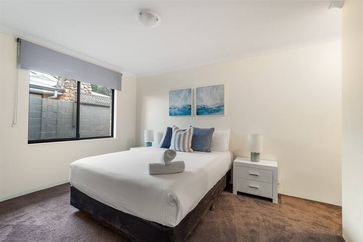 อีกหนึ่งห้องควีนที่น่าอยู่ด้านหลังของบ้านมีจุดที่เงียบสงบเพื่อผ่อนคลายและเติมพลัง