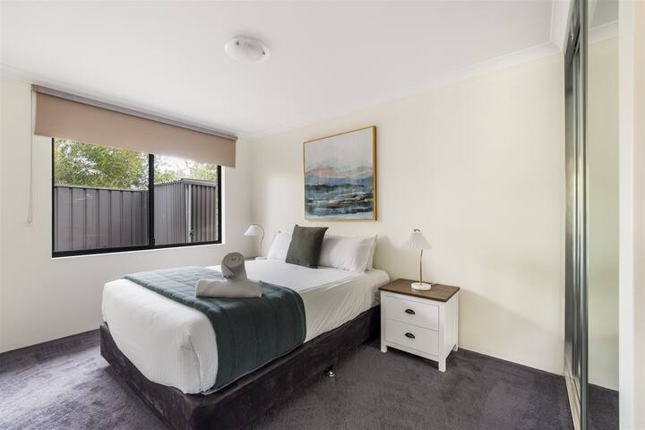 ที่พักที่เงียบสงบและสะดวกสบายพร้อมตู้เสื้อผ้ากระจกและเตียงควีนไซส์ เหมาะสำหรับการนอนหลับพักผ่อนหลังจากเดินเล่นริมชายหาดหรือเยี่ยมชมโรงบ่มไวน์