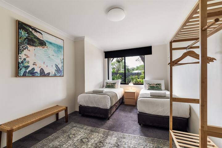 ห้องเตียงแฝดนี้สว่างและมีสไตล์เรียบง่ายเหมาะสำหรับเพื่อนพี่น้องหรือผู้เข้าพักเสริมที่ต้องการพื้นที่ของตัวเอง