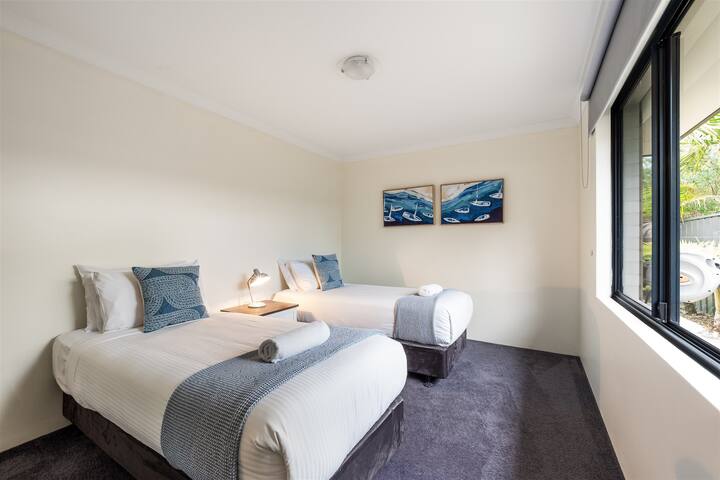 ห้องแฝดนี้ตั้งอยู่ติดกับห้องหลักและเชื่อมต่อกันด้วยประตูภายใน เหมาะสำหรับเด็กหรือสมาชิกในครอบครัวที่ต้องการอยู่ใกล้กัน