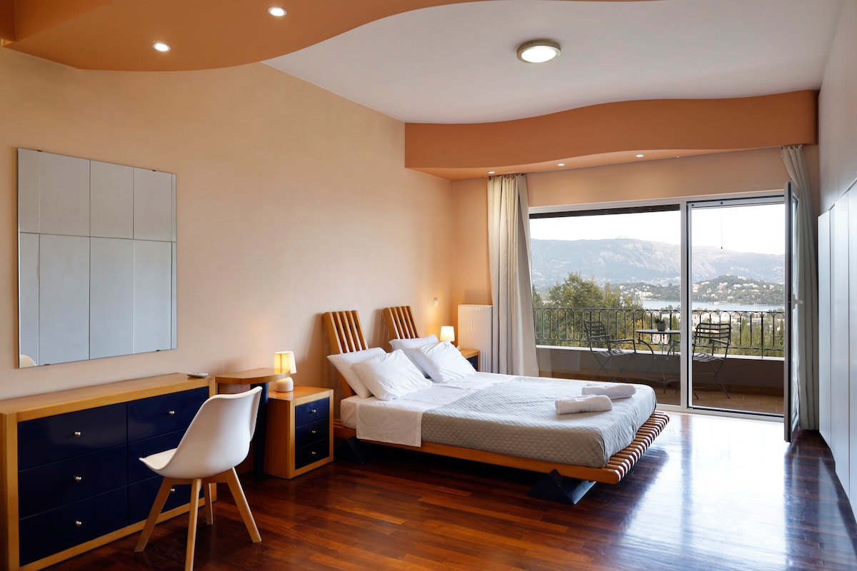 Na trećoj etaži (1. kat) , glavna spavaća soba s privatnom kupaonicom